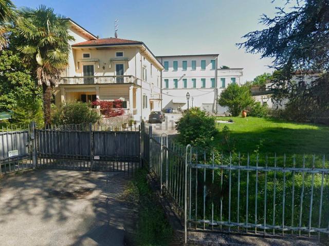 Capannone in vendita di 3100 m² in Via La Spezia, 100