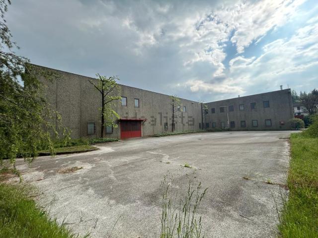 Capannone in vendita di 3100 m² in Via Verga