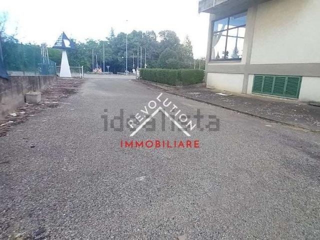 Capannone in vendita di 310 m² in Via Filippo Turati, 2