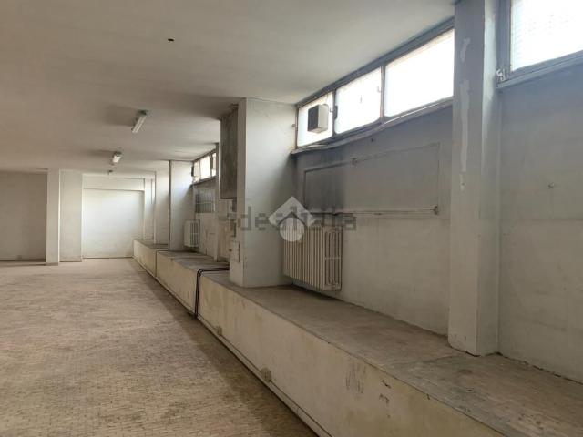 Capannone in vendita di 310 m² in Via Lorenzo Perosi