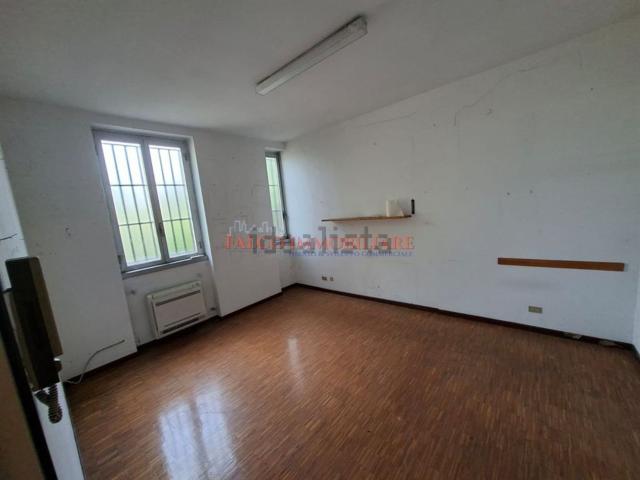 Capannone in vendita di 310 m² in Via Piemonte, 42