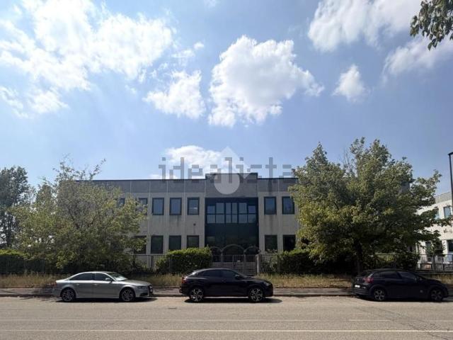 Capannone in vendita di 3132 m² in Via Andrea Pozzo, 16