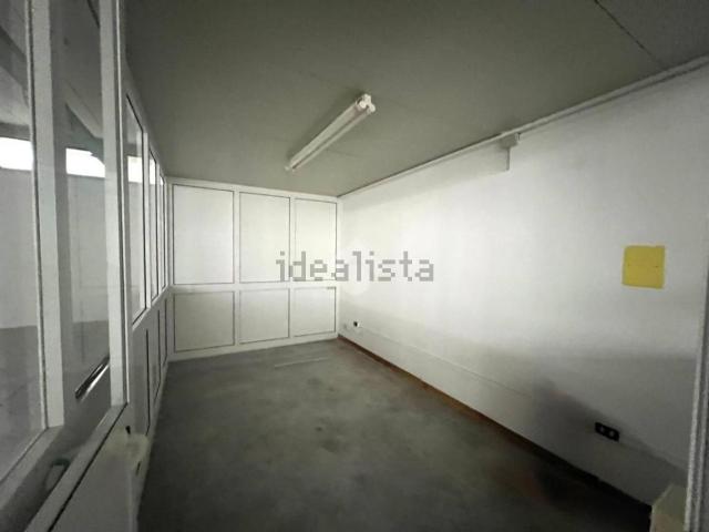 Capannone in vendita di 313 m² in Via Riccioni, 6