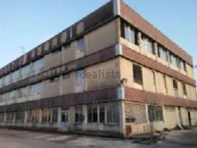 Capannone in vendita di 31575 m² in Via L. de Gobbis, 13