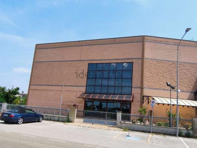 Capannone in vendita di 3184 m² in Via Moro