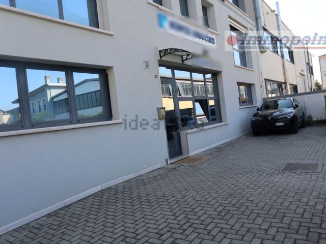 Capannone in vendita di 320 m² in Via B. Cellini, 8