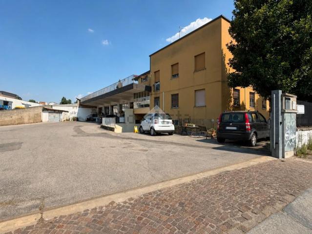Capannone in vendita di 320 m² in Via della Cooperazione, 13