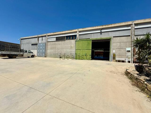 Capannone in vendita di 320 m² in Via Logudoro, 12