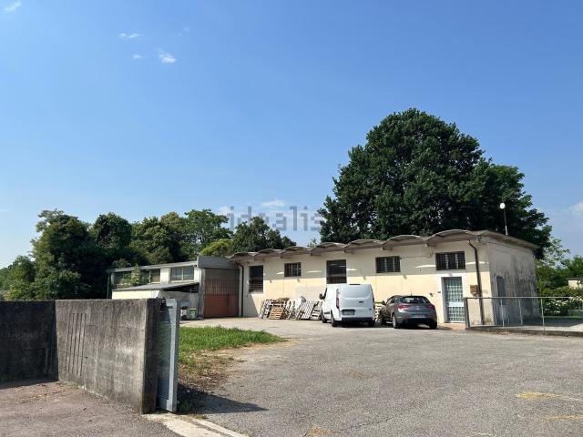 Capannone in vendita di 320 m² in Via Romana, 6
