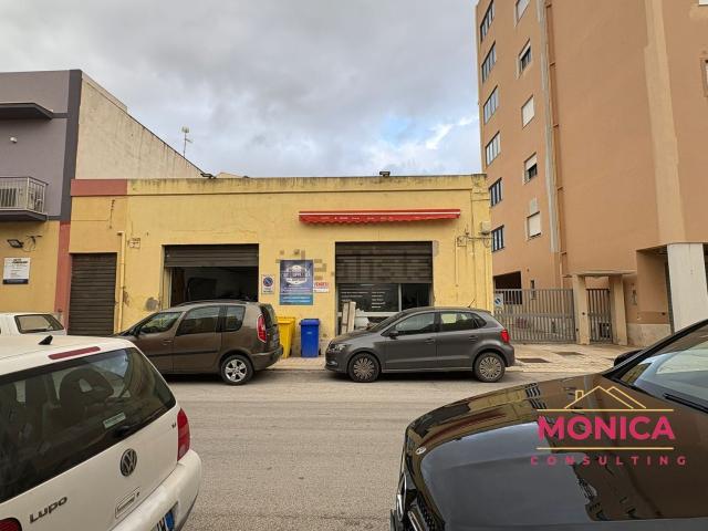 Capannone in vendita di 320 m² in Via Tunisi, 44
