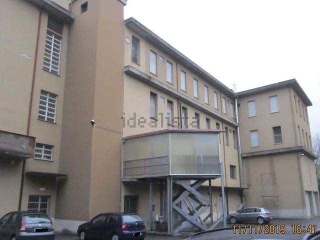 Capannone in vendita di 3234 m² in Strada Langhirano, 4