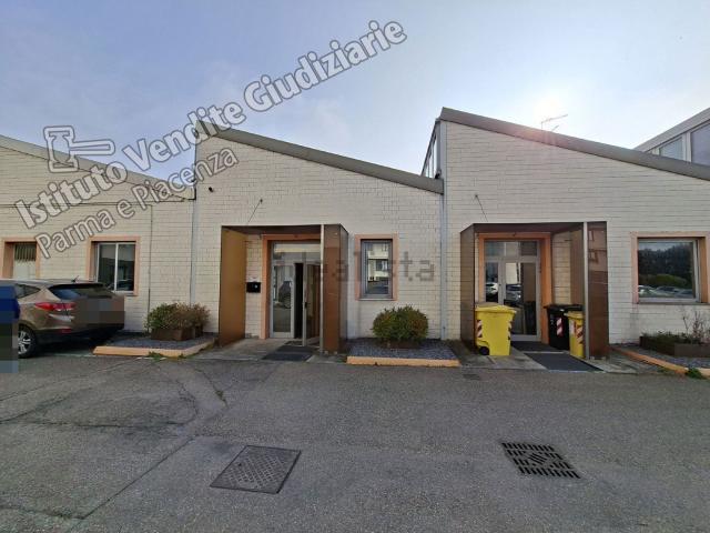 Capannone in vendita di 324 m² in Via Colorno, 63
