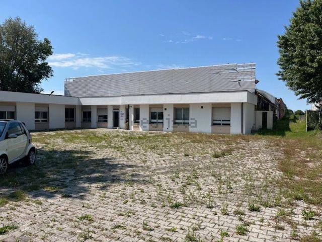 Capannone in vendita di 3250 m²