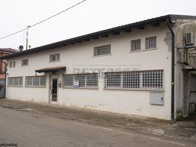 Capannone in vendita di 325 m² in Via Sega, 160