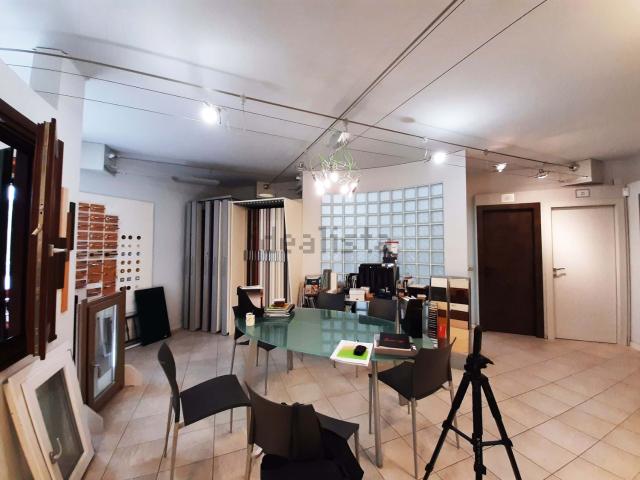 Capannone in vendita di 32700 m² in Contrada Cremone, 4