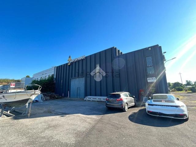 Capannone in vendita di 3300 m² in Via delle Querce