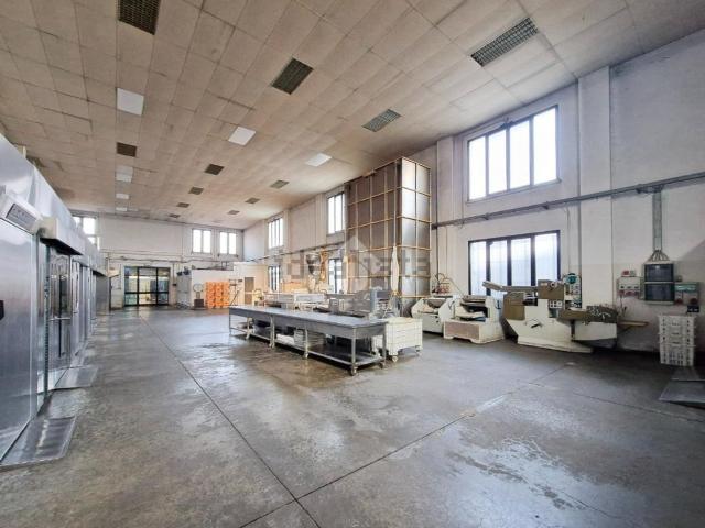 Capannone in vendita di 330 m² in Via Dante Alighieri, 227