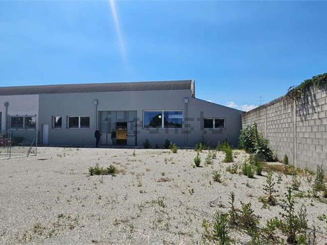 Capannone in vendita di 330 m² in Via Dismano