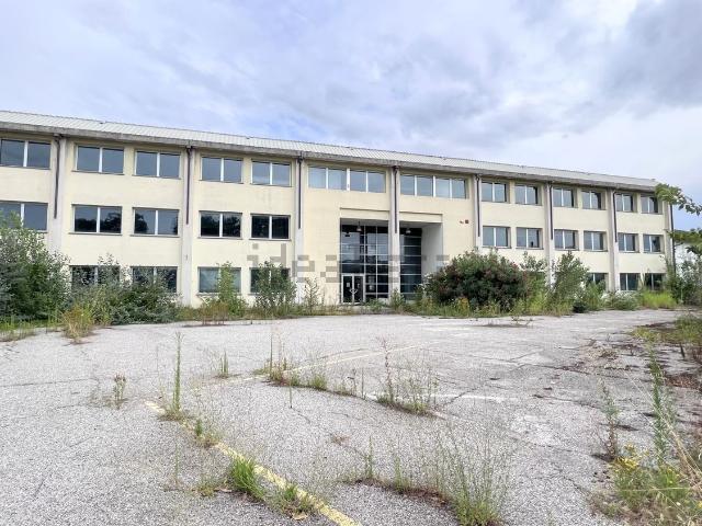 Capannone in vendita di 3327 m² in Viale Porta Po