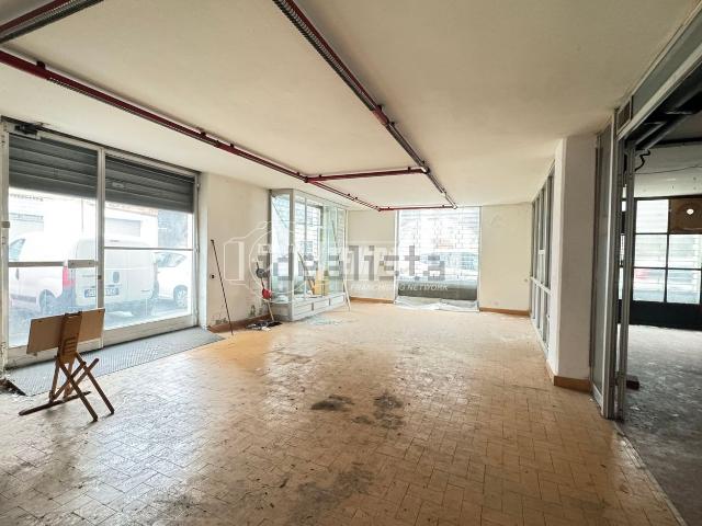 Capannone in vendita di 335 m² in Via Agostino Castelli, 16