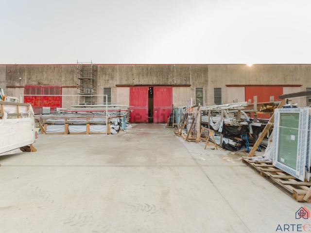 Capannone in vendita di 335 m² in Via Triangolo, 8