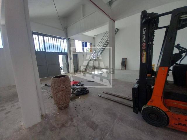 Capannone in vendita di 336 m² in Via Fabio Filzi, 4