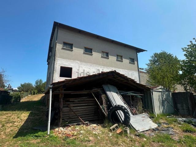Capannone in vendita di 338 m² in Via Macallè, 8