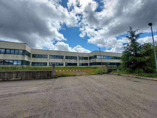Capannone in vendita di 3396 m² in Via Zocchese