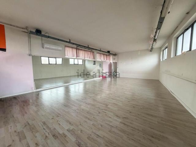 Capannone in vendita di 340 m² in Via Giovanni XXIII, 1