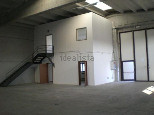 Capannone in vendita di 346 m² in Via Giorgio de Chirico, 46