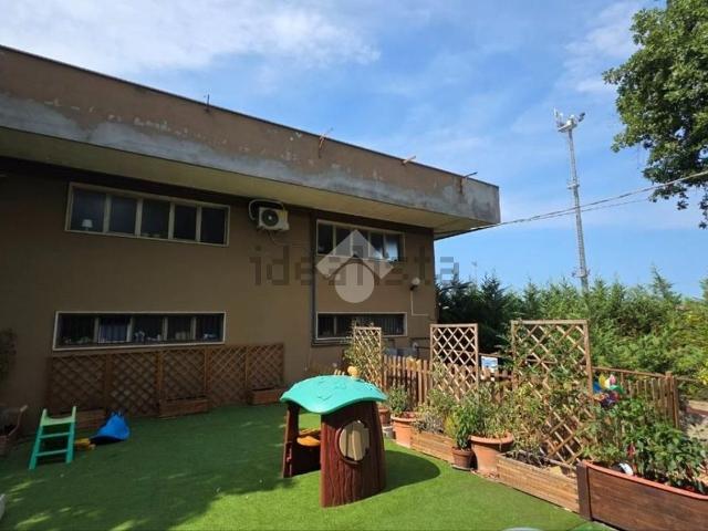 Capannone in vendita di 342 m² in Via Papa Giovanni XXIII°, 7
