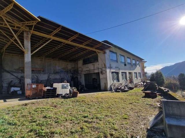 Capannone in vendita di 344 m² in Via Carrozzabile