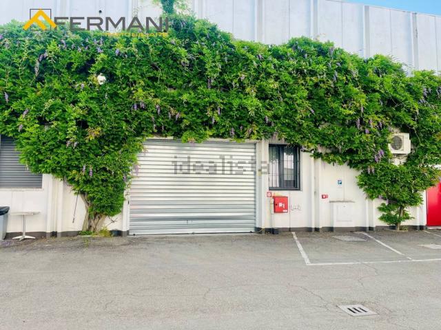 Capannone in vendita di 345 m² in Via della Tecnica