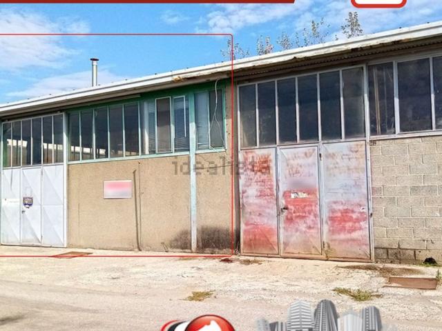 Capannone in vendita di 348 m² in Via Don Milani