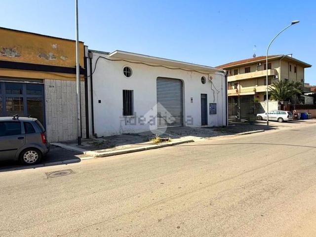 Capannone in vendita di 348 m² in Via Michele Zannotti, 207