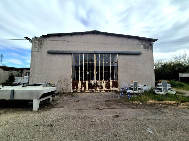 Capannone in vendita di 3500 m² in Via Venera