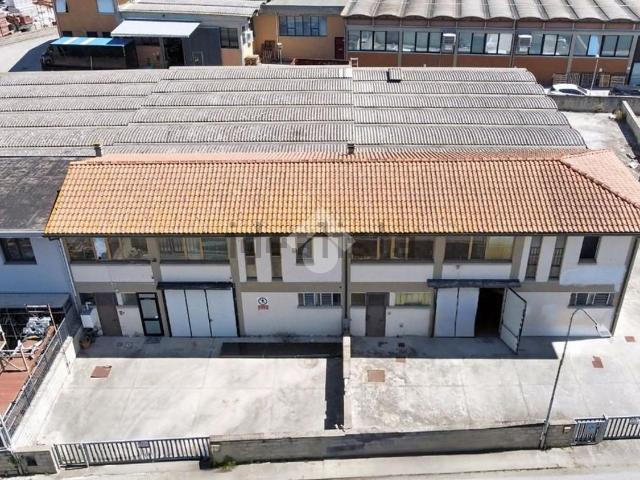 Capannone in vendita di 350 m² in Via A. Volta, 1