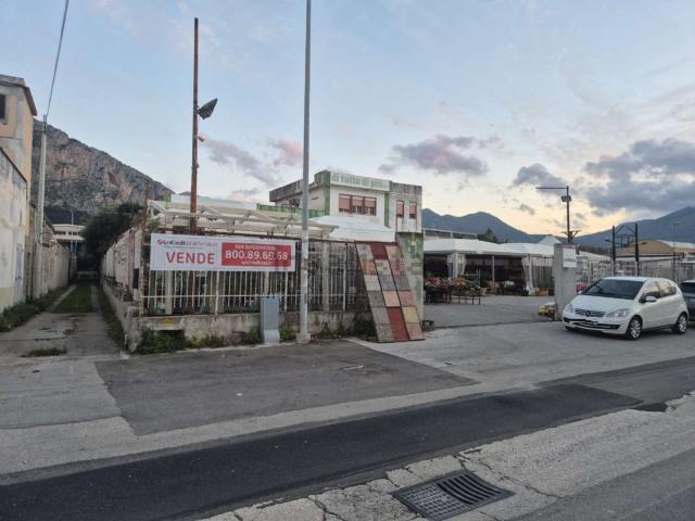 Capannone in vendita di 350 m² in Via Anna Magnani