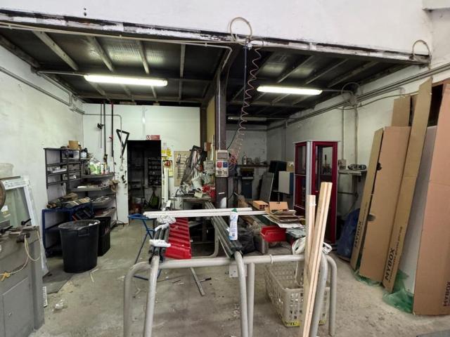 Capannone in vendita di 350 m² in Via al Ponte Polcevera