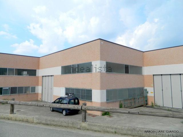 Capannone in vendita di 350 m² in Via Garibaldi, 24