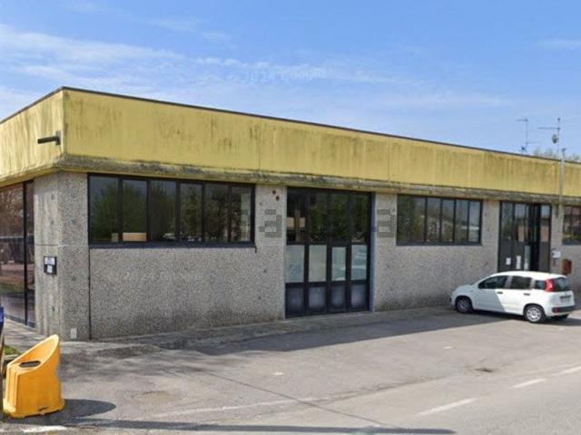 Capannone in vendita di 350 m² in Via del Papa