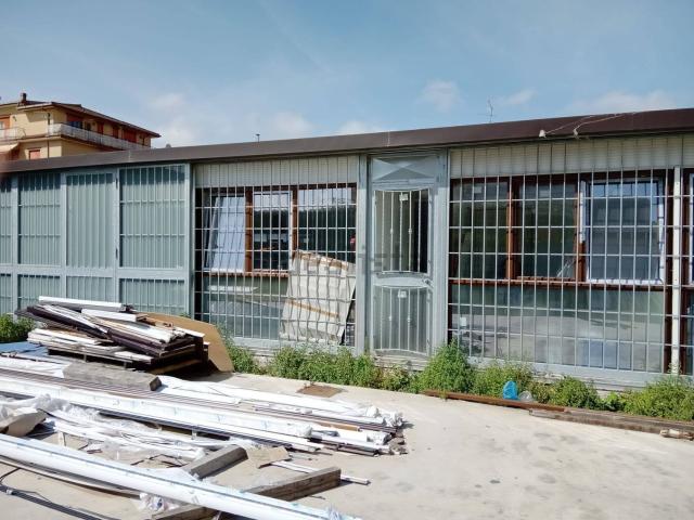 Capannone in vendita di 350 m² in Via di Selva Candida