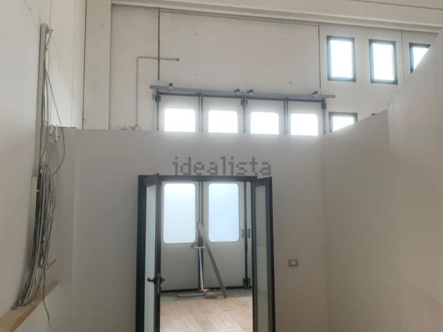 Capannone in vendita di 350 m² in Via Fabio Filzi