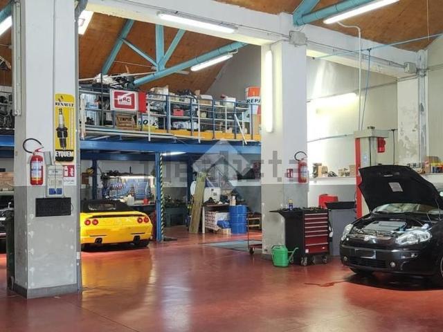 Capannone in vendita di 350 m² in Via Faliero Vezzani