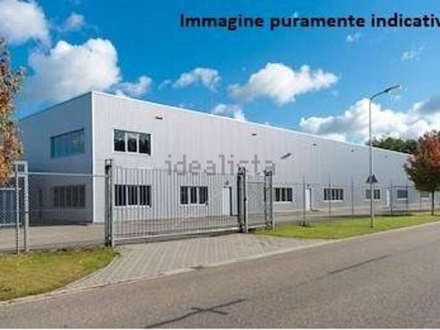 Capannone in vendita di 350 m² in Via Montalese
