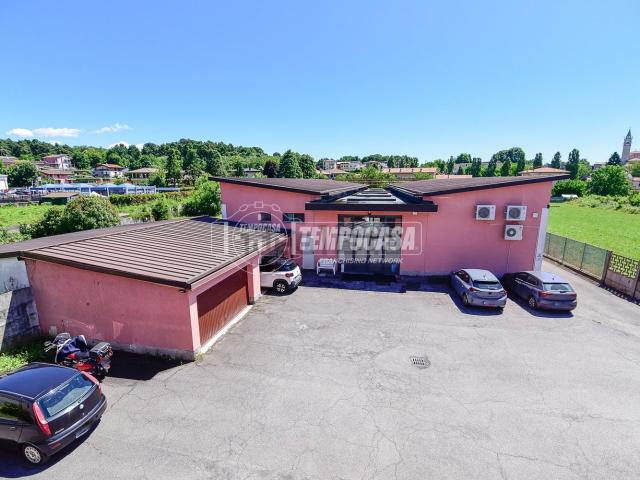 Capannone in vendita di 350 m² in Via Monte Baldo