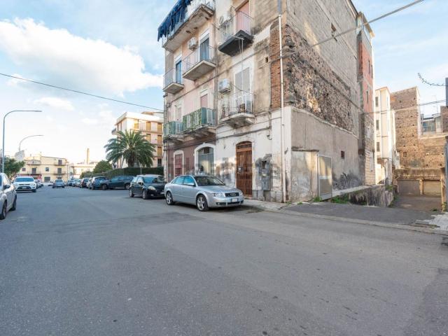 Capannone in vendita di 350 m² in Via Masaniello, 11