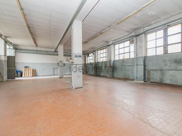 Capannone in vendita di 350 m² in Via San Domenico Savio, 17