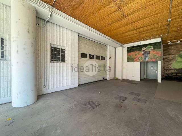 Capannone in vendita di 350 m² in Via Padana Superiore, 108