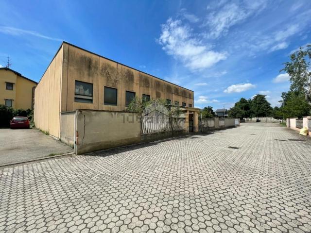 Capannone in vendita di 350 m² in Via Prati Nuovi, 32